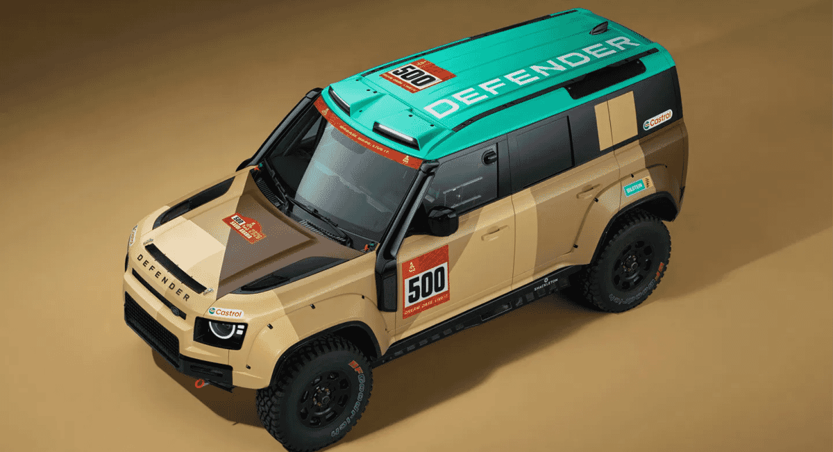 Side view of the Defender D7X-R featuring Castrol decals and racing number 500.