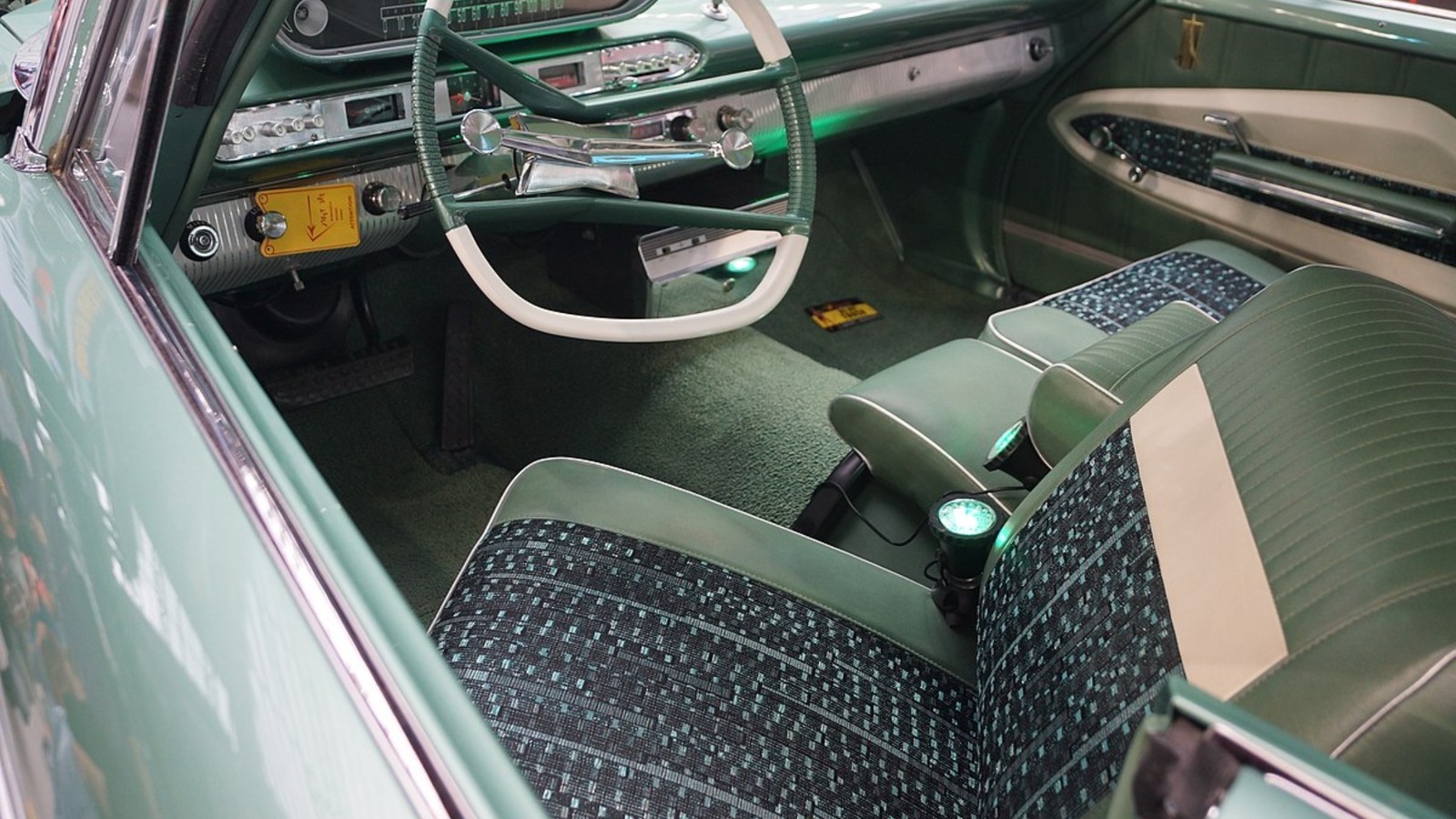 5 Iconic Classic Cars With Unique Swivel Seats: Retro Style & Innovation